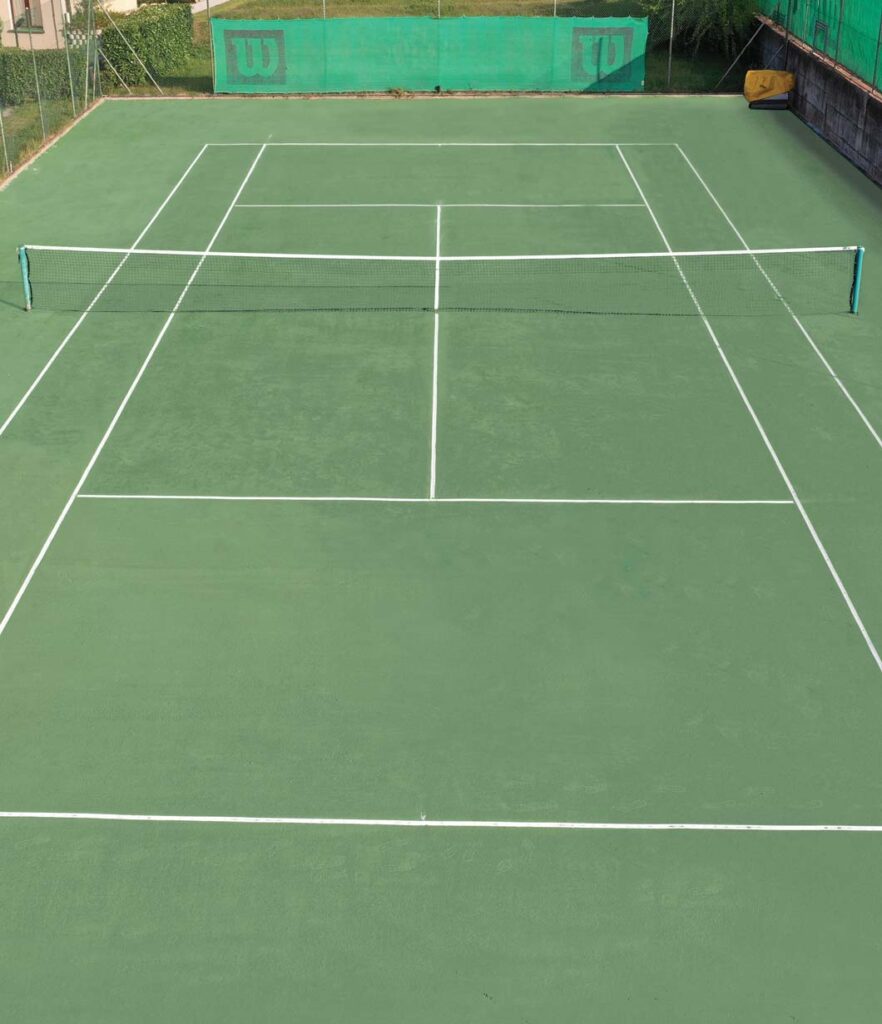 Green Clay-tennisbaan van RedPlus met groene ondergrond en witte lijnen