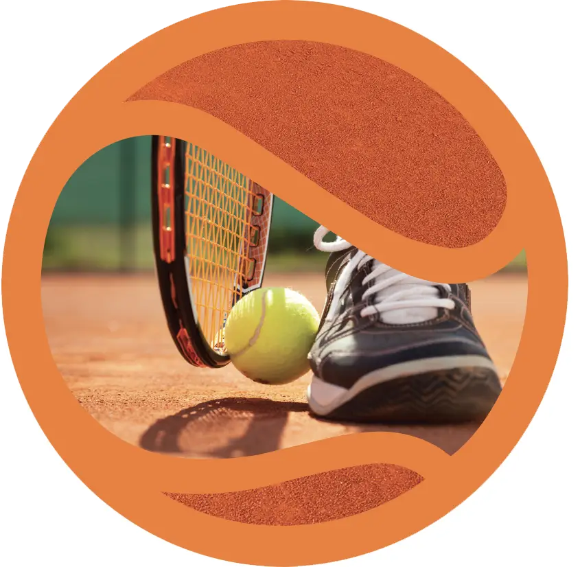 Tennisbal op een rode gravelbaan van RedPlus, symbool van kwaliteit en traditie.